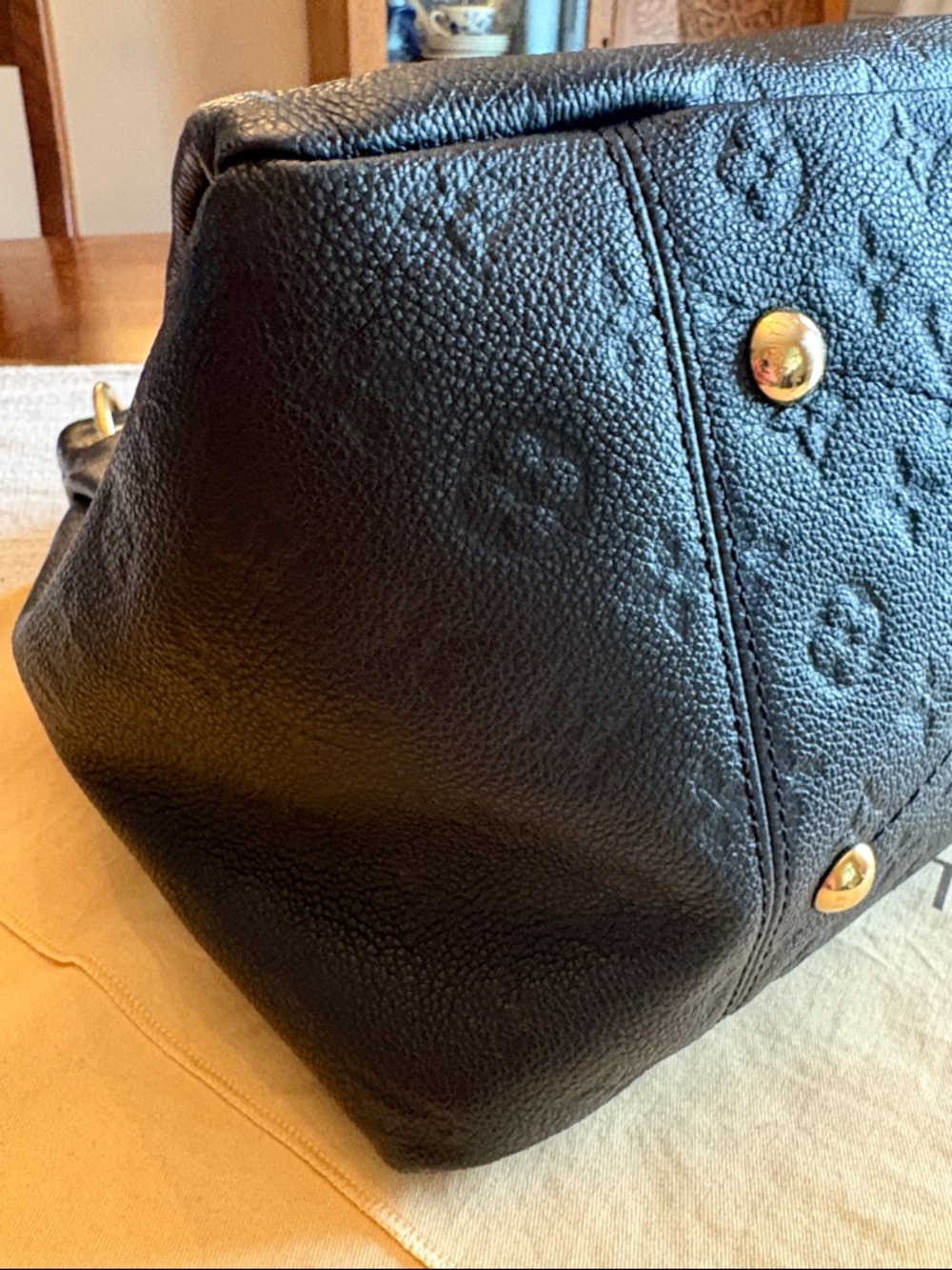 Louis Vuitton Black Artsy - Picture 4 of 9